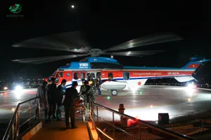 Trực thăng vận chuyển người bệnh về đất liền