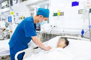 Bác sĩ chăm sóc cho người bệnh