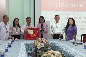 Phó Chủ tịch UBND TPHCM Trần Thị Diệu Thúy thăm, chúc mừng Bệnh viện Chấn thương Chỉnh hình TPHCM