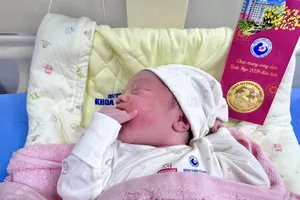 Em bé chào đời đúng giao thừa tại Bệnh viện Từ Dũ được tặng một miếng vàng 24K hình ngựa như lời chúc may mắn đầu đời