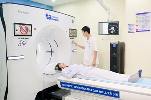 Nhân viên y tế Bệnh viện Đa khoa Tâm Anh TPHCM đang chụp CT 1975 lát cắt Revolution Apex Elite (Mỹ) chụp toàn thân cho người bệnh
