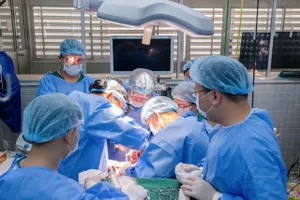 Các bác sĩ phẫu thuật cho người bệnh