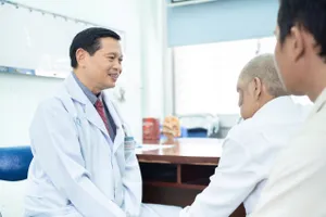 Bác sĩ Bệnh viện Chợ Rẫy thăm khám cho người bệnh