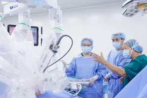 BS-CK2 Nguyễn Bá Mỹ Nhi, Giám đốc Trung tâm Sản Phụ khoa, Bệnh viện Đa khoa Tâm Anh TPHCM (ngoài cùng bìa phải) hướng dẫn êkíp bác sĩ trước khi phẫu thuật bằng robot Da Vinci Xi.