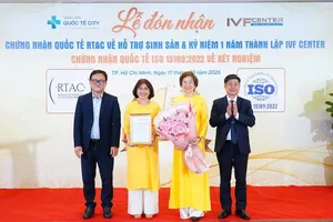 ThS-BS Đinh Anh Tuấn, Cục trưởng Cục Bà mẹ và Trẻ em, Bộ Y tế và TS-BS-CK2 Huỳnh Minh Chín, Phó Giám đốc Sở Y tế TPHCM trao chứng nhận RTAC về IVF cho Bệnh viện Quốc tế City.