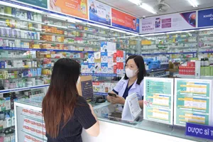 Người dân mua thuốc tại một Nhà thuốc trên địa bàn TPHCM