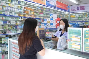 Người dân mua thuốc tại một cửa hàng thuốc trên địa bàn TPHCM