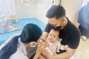 Nhân viên Trạm y tế Phường Thông Tây Hội tiêm vaccine cho trẻ