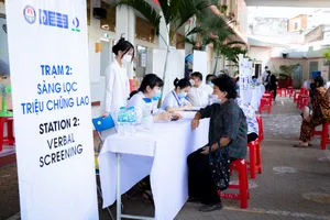 Người dân thực hiện sàng lọc bệnh lao tại cộng đồng