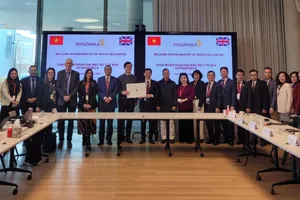 Thứ trưởng Bộ Y tế Nguyễn Tri Thức chụp ảnh lưu niệm với thành viên Trung tâm Nghiên cứu và Phát triển của AstraZeneca tại Cambridge ̣(Vương quốc Anh)