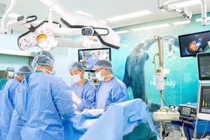 Bác sĩ phẫu thuật cho người bệnh tại phòng mổ thông minh