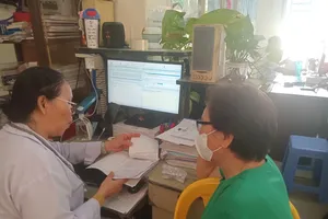 Nhân viên Trạm y tế phường Gò Vấp đang thăm khám cho người dân 