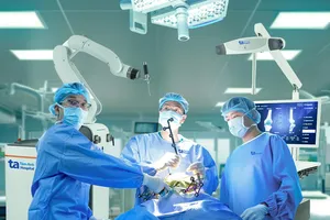 Bác sĩ Bệnh viện Đa khoa Tâm Anh đang phẫu thuật thay khớp gối nhân tạo cho người bệnh bằng Robot CUVIS-Joint thế hệ mới đầu tiên tại Việt Nam.