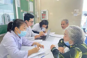 Nhân viên Trạm y tế phường Tân Hưng Thuận khám sức khỏe cho người dân