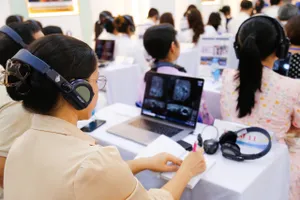 Học viên thao tác trên hệ thống, thực hành đọc và phân tích hình ảnh dưới sự hướng dẫn của chuyên gia