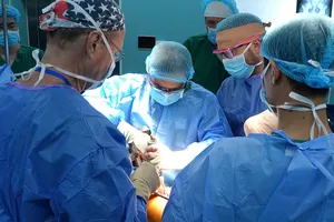 Một ca mổ thay khớp gối do bác sĩ Bệnh viện Quân y 175 và bác sĩ của Tổ chức Operation Walk Chicago (Hoa Kỳ) thực hiện