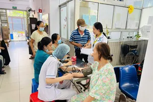 Người dân khám sức khỏe tại Trạm y tế phường Đức Nhuận
