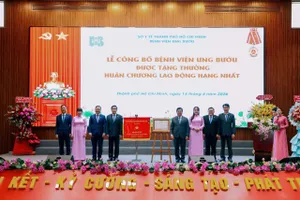 Bệnh viện Ung bướu đón nhận Huân chương lao động hạng Nhất