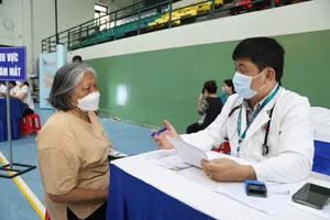 Bác sĩ Bệnh viện Nhân dân 115 thăm khám cho người dân