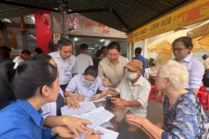 Người dân đăng ký thông tin khám sức khỏe tại Trạm y tế phường Bình Tây