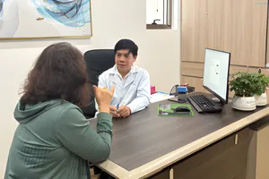 ThS-BS Trần Ngọc Thanh, Phó viện trưởng danh dự Viện Ứng dụng Công nghệ y tế thăm khám cho người bệnh