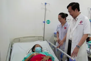 TS-BS-CK2 Nguyễn Phú Hữu thăm khám cho người bệnh