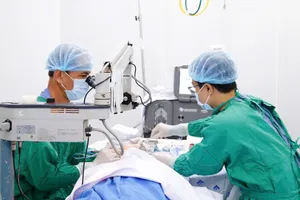 Bác sĩ đang phẫu thuật đục thủy tinh thể cho người bệnh