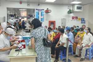 Người bệnh ngồi chờ thực hiện thủ tục phẫu thuật Phaco tại Bệnh viện Mắt TPHCM