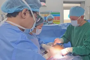 BS-CK2 Trần Ngọc Hải, Giám đốc Bệnh viện Từ Dũ phẫu thuật cho sản phụ