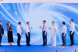 Các đại biểu thực hiện nghi thức tái khởi động nhà máy