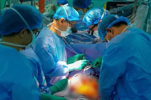 Các bác sĩ thực hiện ghép tim cho người bệnh