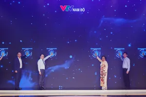 Các đại biểu thực hiện nghi thức phát động