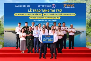 Đồng chí Nguyễn Phước Lộc, Phó Bí thư Thành ủy, Chủ tịch Ủy ban MTTQ Việt Nam TPHCM cùng đại diện các sở, ban, ngành, lực lượng cảnh sát biển chứng kiến Lễ trao tặng Gói tài trợ của VNVC tại Đặc khu Côn Đảo. Ảnh: Minh Trung