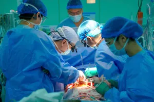 Các bác sĩ phẫu thuật ghép tim cho bệnh nhi