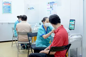 Người dân tiêm vaccine cúm tại Trung tâm tiêm chủng Long Châu