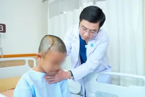 Bác sĩ thăm khám cho bệnh nhi sau phẫu thuật