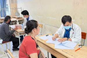 Bác sĩ Bệnh viện Nhân dân 115 khám sức khỏe cho người dân