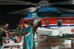 Tổ cấp cứu vận chuyển người bệnh từ sân đỗ trực thăng về khoa chuyên môn để điều trị
