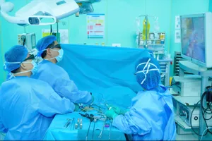 Bác sĩ thực hiện ghép thận cho người bệnh