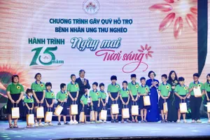 Phó Thủ tướng Chính phủ Phạm Thị Thanh Trà, Bộ trưởng Bộ Y tế Đào Hồng Lan và Phó Bí thư Thành ủy Nguyễn Phước Lộc trao tặng quà cho các bệnh nhi ung thư