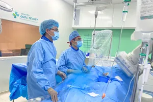 Các bác sĩ phẫu thuật cho người bệnh