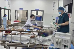 Các bác sĩ luân phiên công tác tại Côn Đảo cấp cứu cho người bệnh 