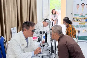 BS Nguyễn Trần Quốc Hoàng - Giám đốc Bệnh viện Mắt Á Châu kiểm tra mắt cho người dân