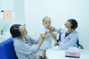 Bác sĩ đang thăm khám cho trẻ