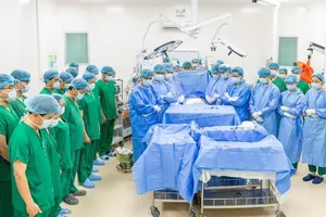 Các bác sĩ dành phút mặc niệm tri ân người hiến tạng
