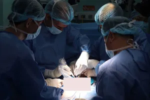 Các bác sĩ Bệnh viện Bình Dân phẫu thuật cho người bệnh bị ung thư dương vật