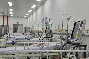 Bệnh nhi mắc sốt xuất huyết điều trị tại Bệnh viện Nhi đồng 1