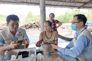 Đội chăm sóc sức khỏe liên tục ở xã Hiệp Phước thăm khám cho người dân tại nhà (Ảnh: GIAO LINH)