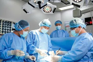 Các bác sĩ phẫu thuật cho người bệnh mắc ung thư gan
