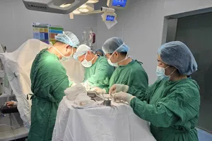 Ê kíp ngoại khoa của Bệnh viện Lê Văn Thịnh cùng các bác sĩ trực tại cơ sở 2 của Bệnh viện Từ Dũ phẫu thuật cấp cứu thành công cho bệnh nhân chấn thương nặng